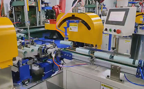 Opera&ccedil;&atilde;o de equipe em laborat&oacute;rio de sala limpa