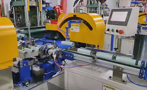Opera&ccedil;&atilde;o de equipe em laborat&oacute;rio de sala limpa