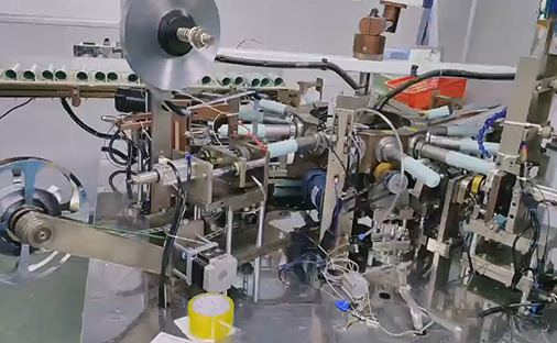 T&eacute;cnico de laborat&oacute;rio realizando testes de materiais