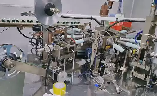 T&eacute;cnico de laborat&oacute;rio realizando testes de materiais