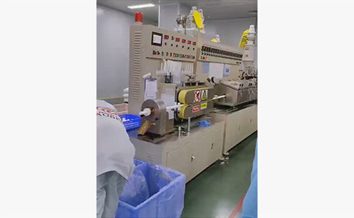 Opera&ccedil;&atilde;o de equipe em laborat&oacute;rio de sala limpa