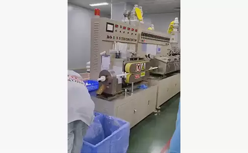 Opera&ccedil;&atilde;o de equipe em laborat&oacute;rio de sala limpa