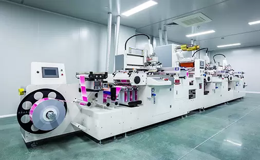 Linha de produ&ccedil;&atilde;o de impress&atilde;o com operador
