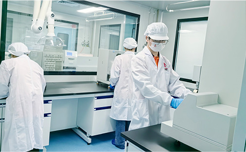 Opera&ccedil;&atilde;o da equipe no laborat&oacute;rio de sala limpa