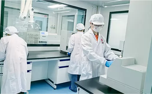 Opera&ccedil;&atilde;o da equipe no laborat&oacute;rio de sala limpa