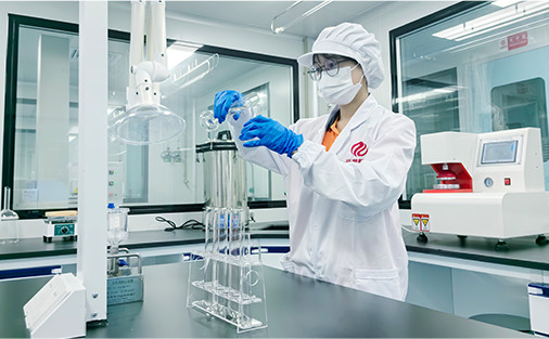 T&eacute;cnico de laborat&oacute;rio conduzindo testes de materiais