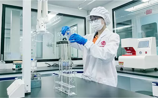 T&eacute;cnico de laborat&oacute;rio conduzindo testes de materiais